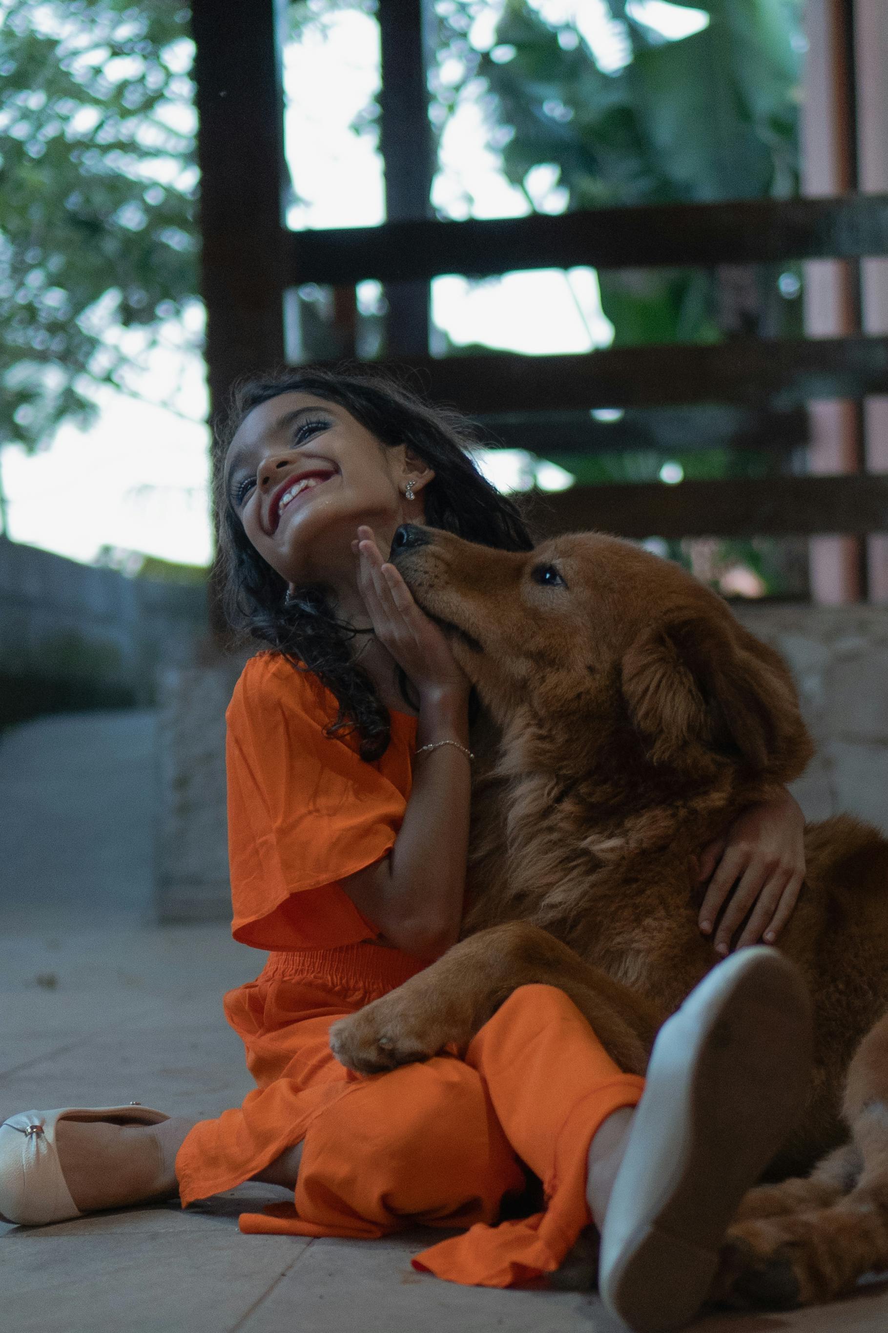 创意团队在内容策划阶段进行讨论与灵感收集